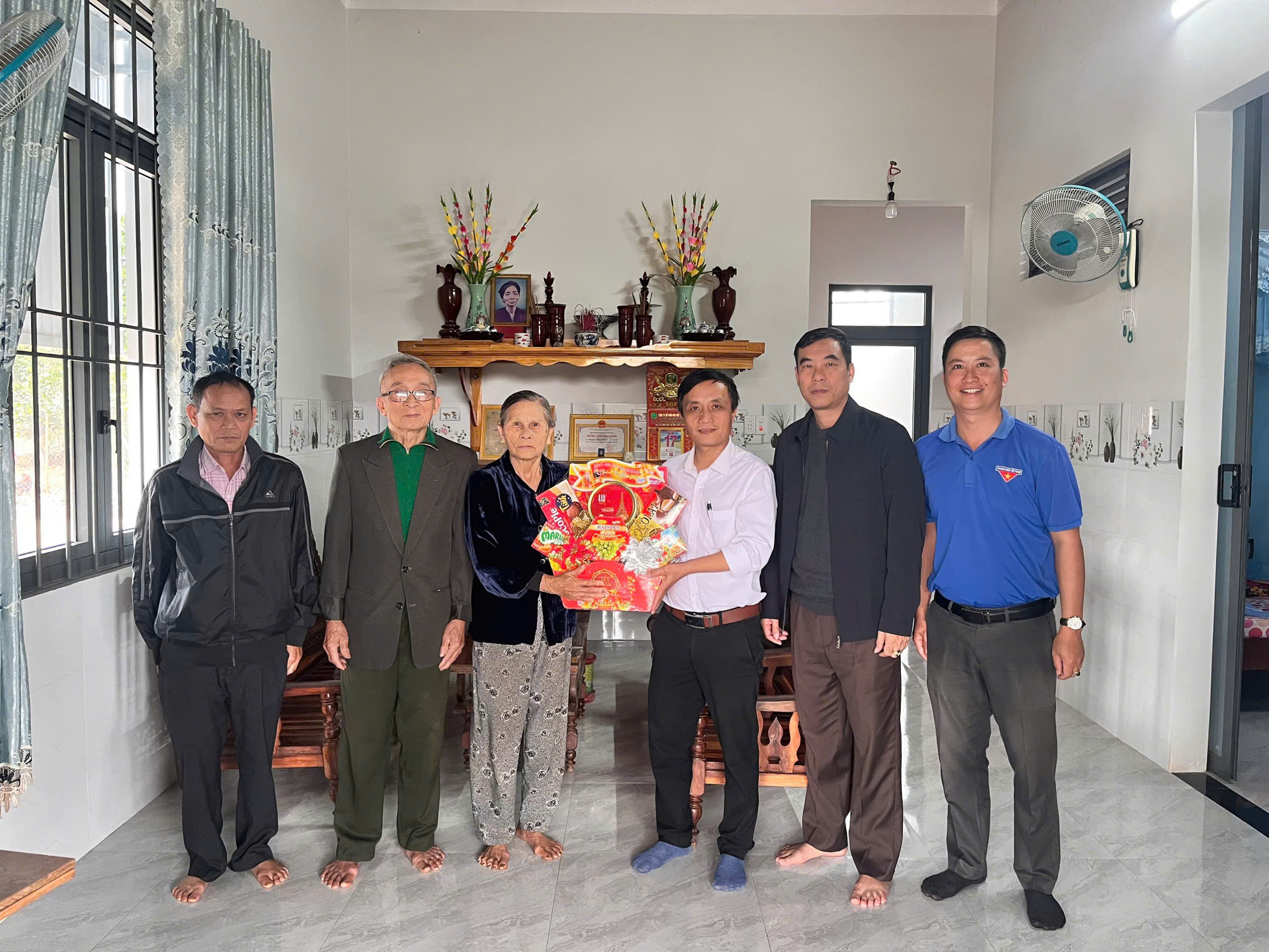 Lãnh đạo xã Ea Na chúc tết các đảng viên cao tuổi và gia đình chính sách nhân dịp Tết Nguyên đán Ất Tỵ 2025